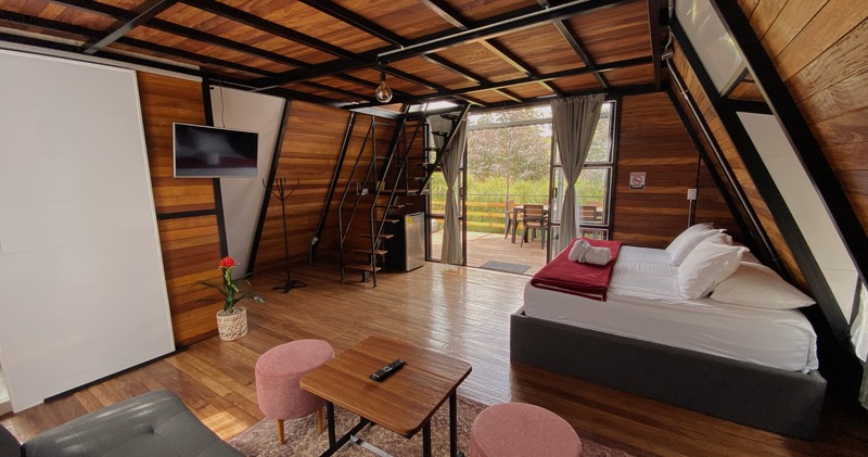 Interior Cabaña Villa Lodge con televisor